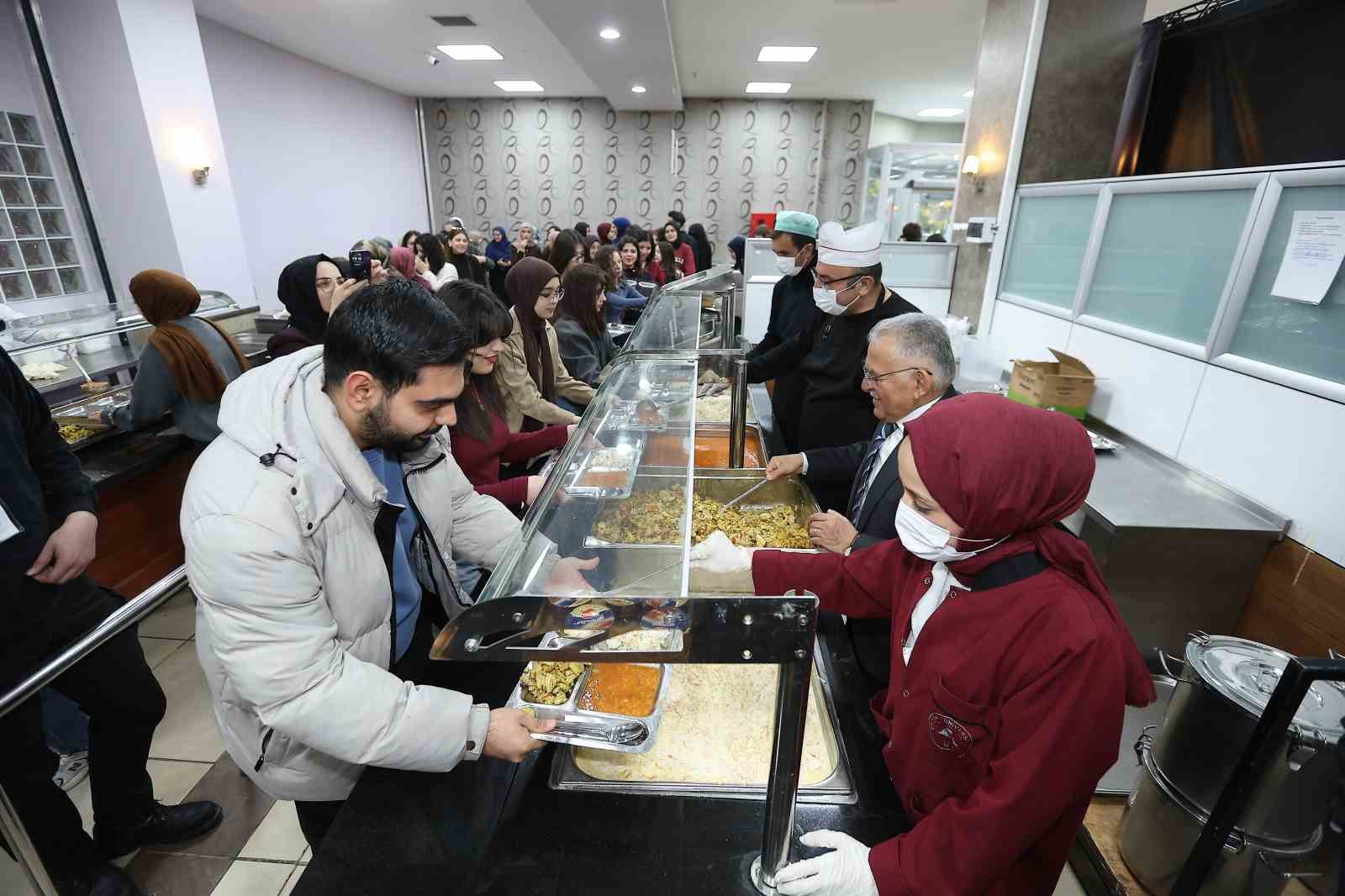 Başkan Büyükkılıç, ERÜ öğrencileri ile iftar bereketini paylaştı
