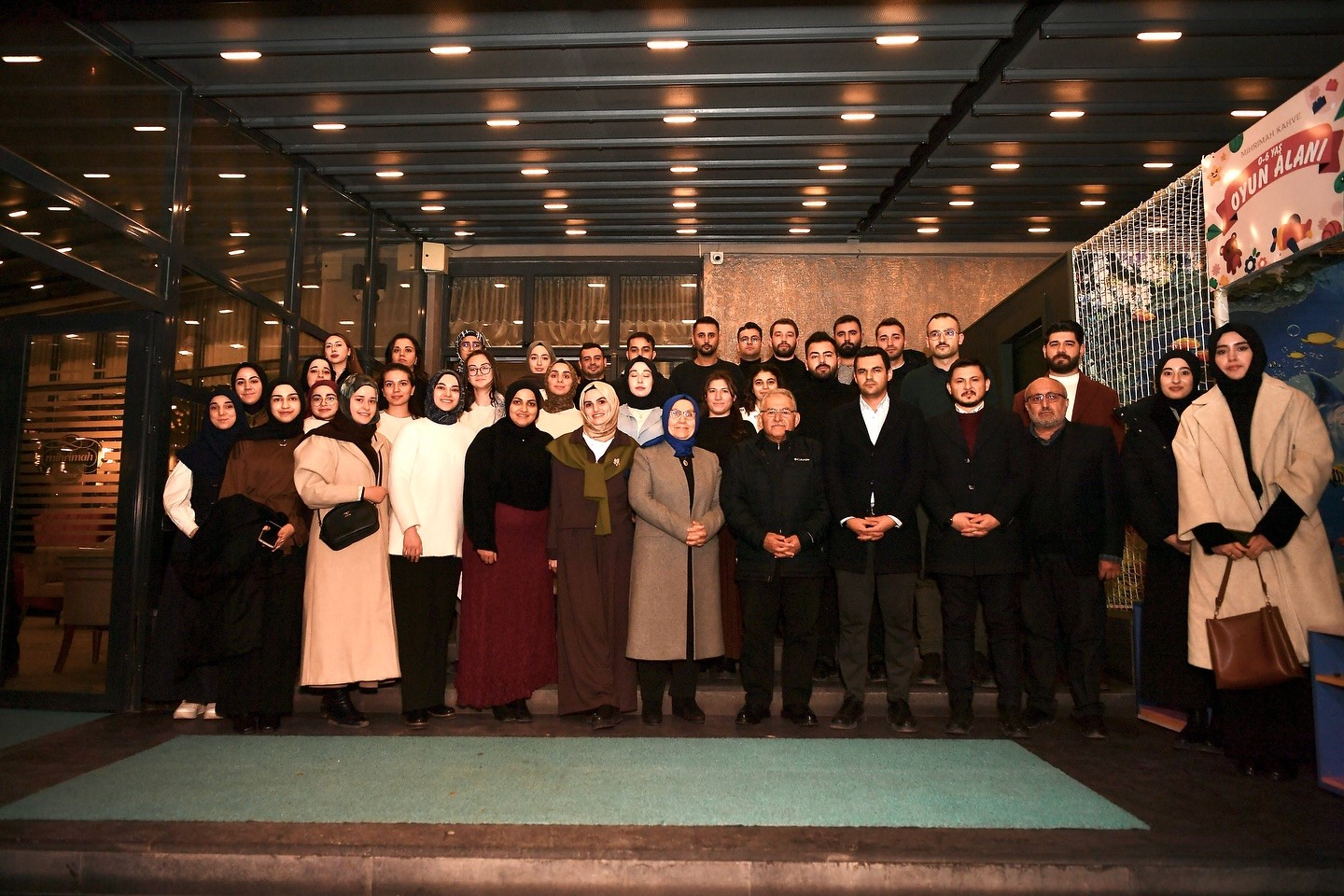 Başkan Büyükkılıç, gençlerle çay kahve eşliğinde sohbet etti
