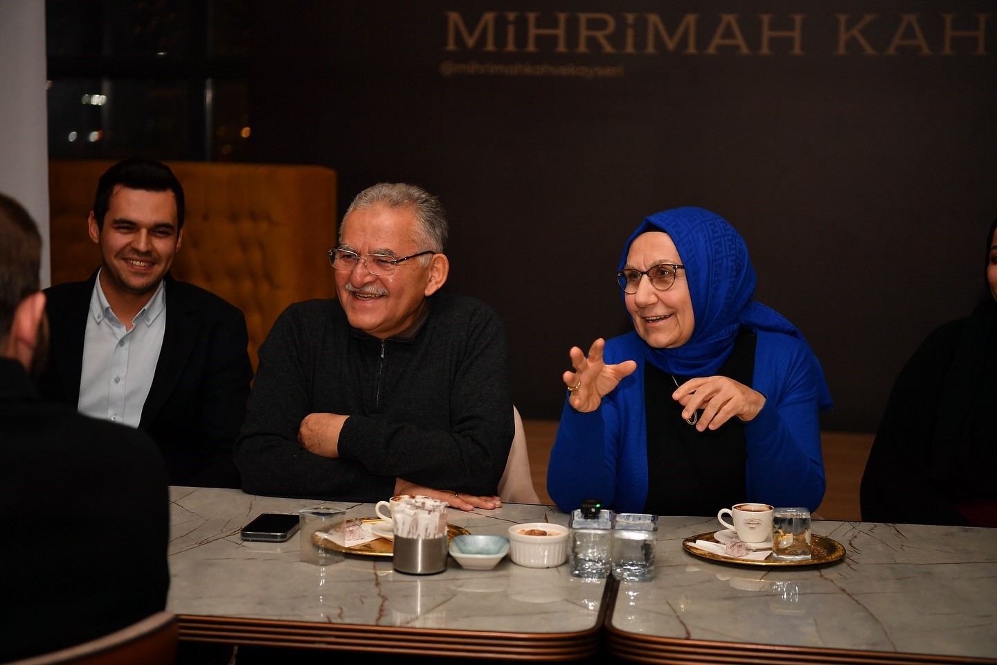 Başkan Büyükkılıç, gençlerle çay kahve eşliğinde sohbet etti
