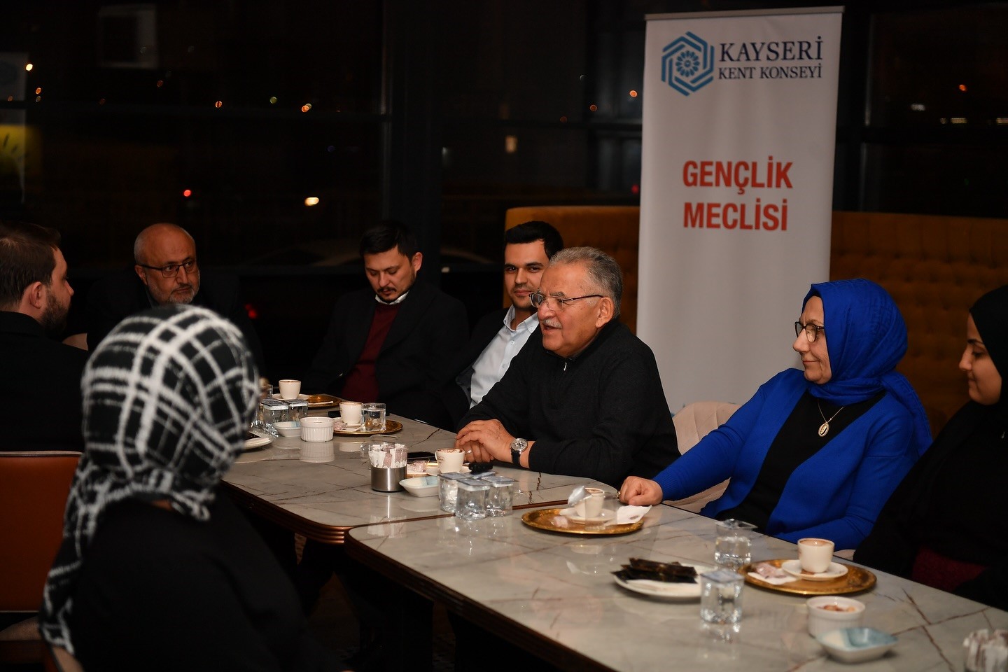 Başkan Büyükkılıç, gençlerle çay kahve eşliğinde sohbet etti
