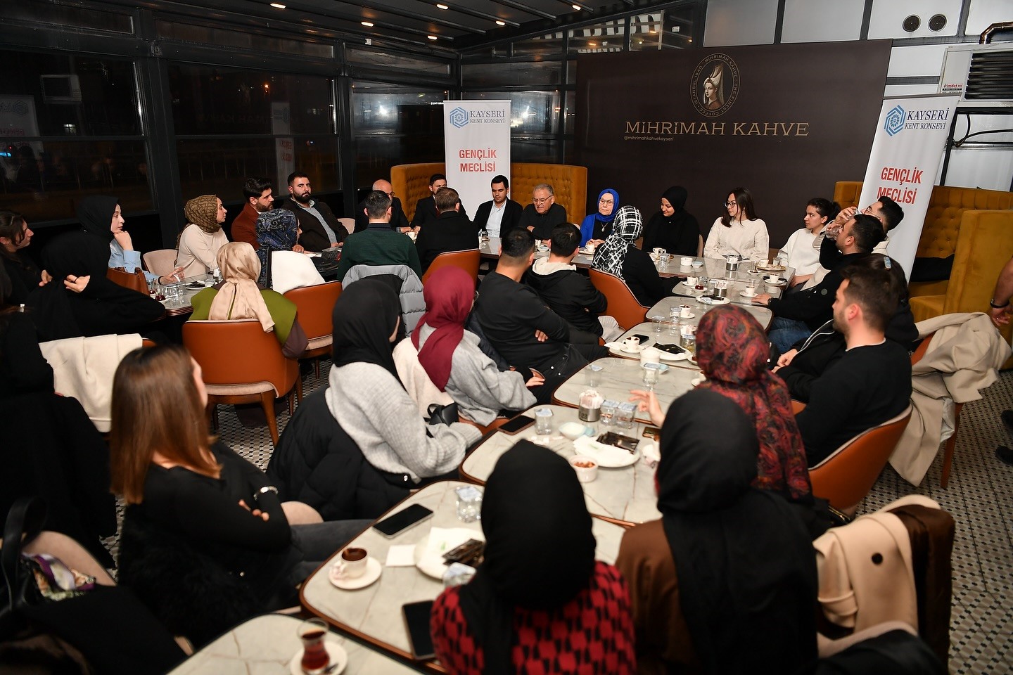 Başkan Büyükkılıç, gençlerle çay kahve eşliğinde sohbet etti
