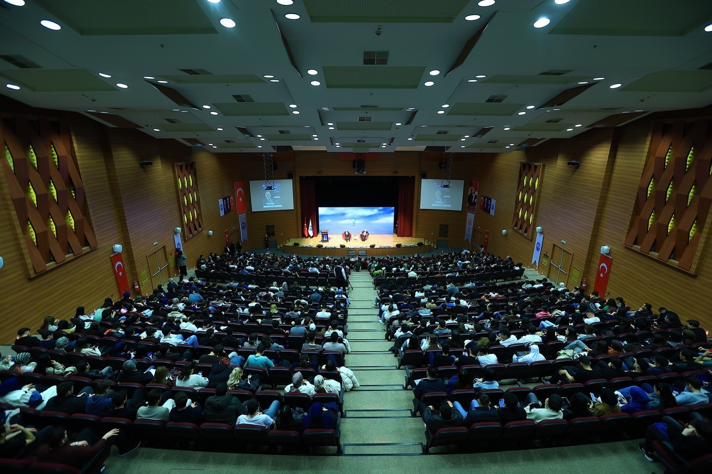 Başkan Büyükkılıç, Kayseri Üniversitesi’nde gençlerle buluştu
Başkan Büyükkılıç, Kayseri Üniversitesi’nde gençlerle buluştu