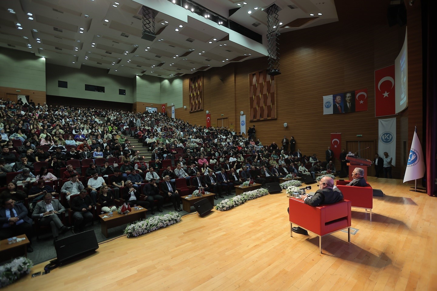 Başkan Büyükkılıç, Kayseri Üniversitesi’nde gençlerle buluştu
Başkan Büyükkılıç, Kayseri Üniversitesi’nde gençlerle buluştu