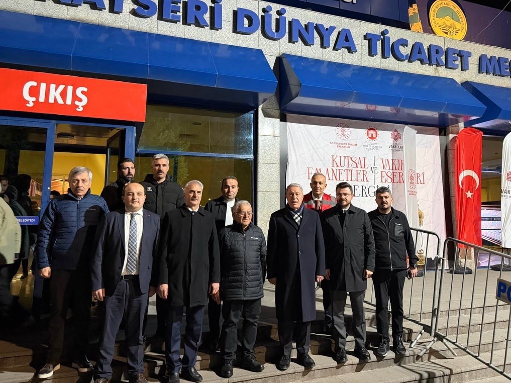 Başkan Büyükkılıç, Kutsal Emanetler Sergisi’nde Kayserililerle bir araya geldi
