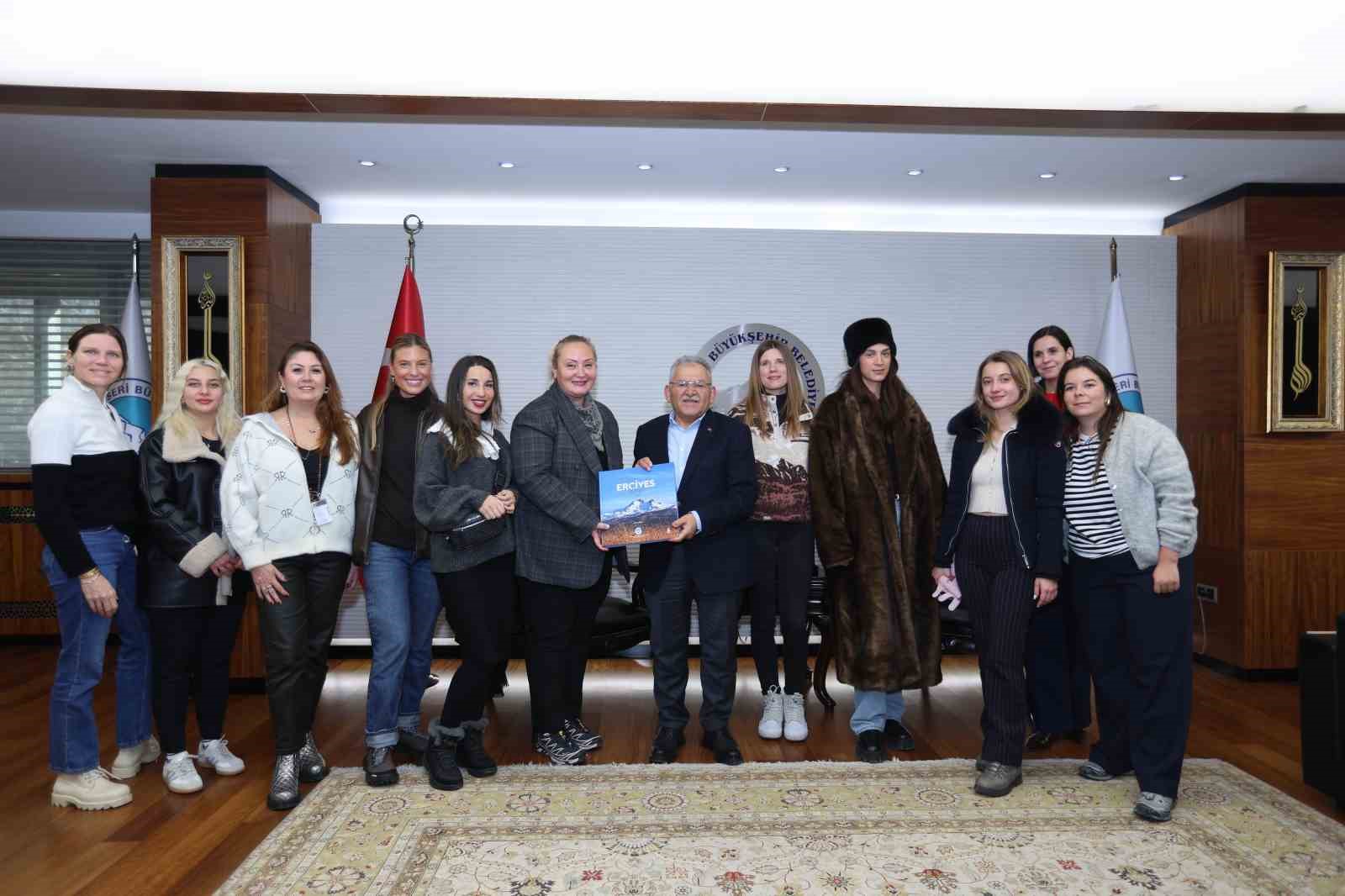 Başkan Büyükkılıç, Paris Büyükelçiliği Kültür ve Tanıtma Müşavirliği heyetini ağırladı
Başkan Büyükkılıç, Paris Büyükelçiliği Kültür ve Tanıtma Müşavirliği heyetini ağırladı