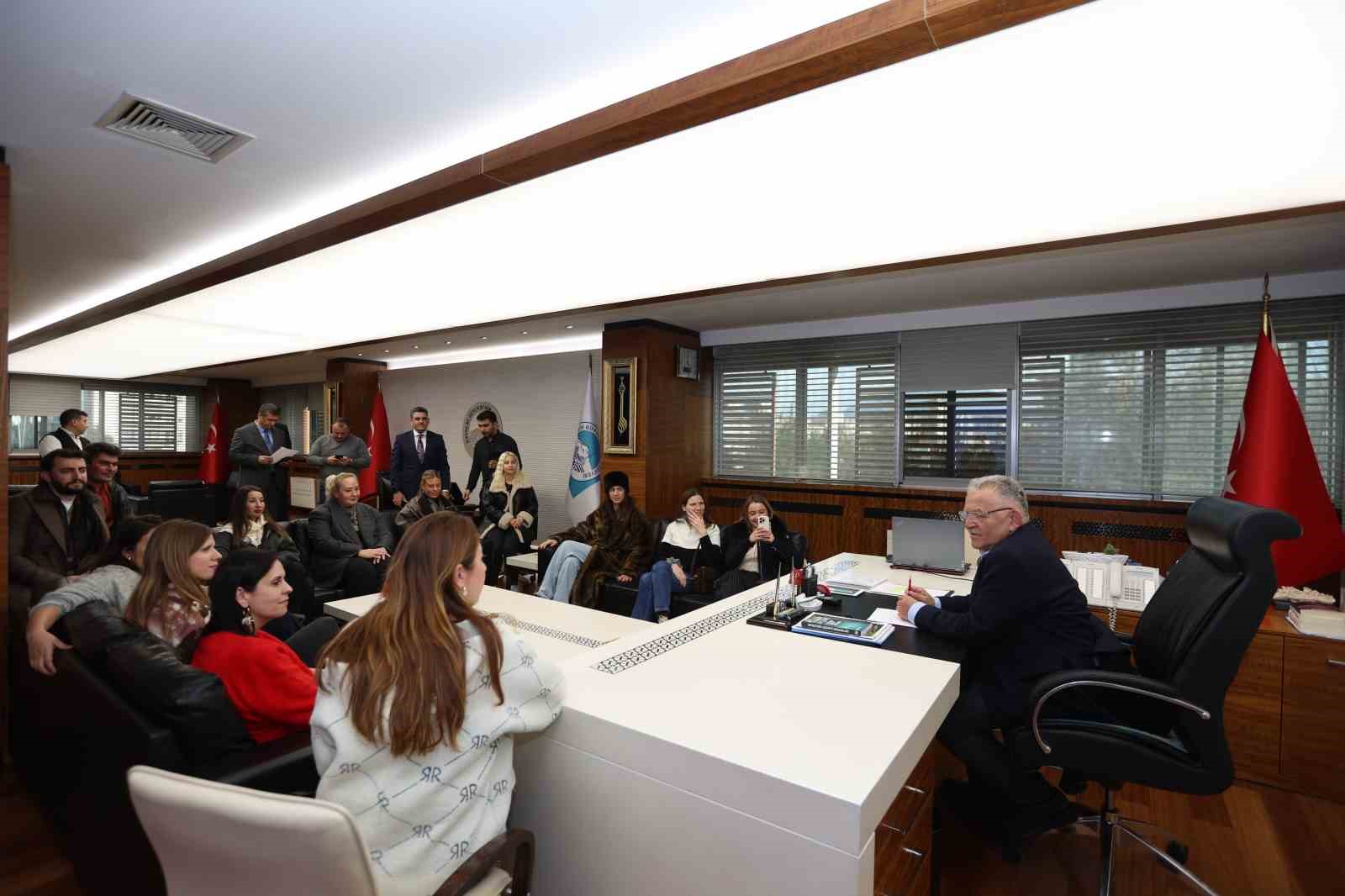 Başkan Büyükkılıç, Paris Büyükelçiliği Kültür ve Tanıtma Müşavirliği heyetini ağırladı
Başkan Büyükkılıç, Paris Büyükelçiliği Kültür ve Tanıtma Müşavirliği heyetini ağırladı