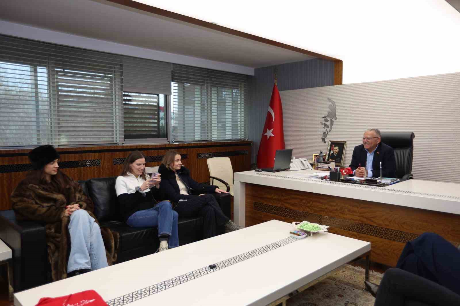 Başkan Büyükkılıç, Paris Büyükelçiliği Kültür ve Tanıtma Müşavirliği heyetini ağırladı
Başkan Büyükkılıç, Paris Büyükelçiliği Kültür ve Tanıtma Müşavirliği heyetini ağırladı