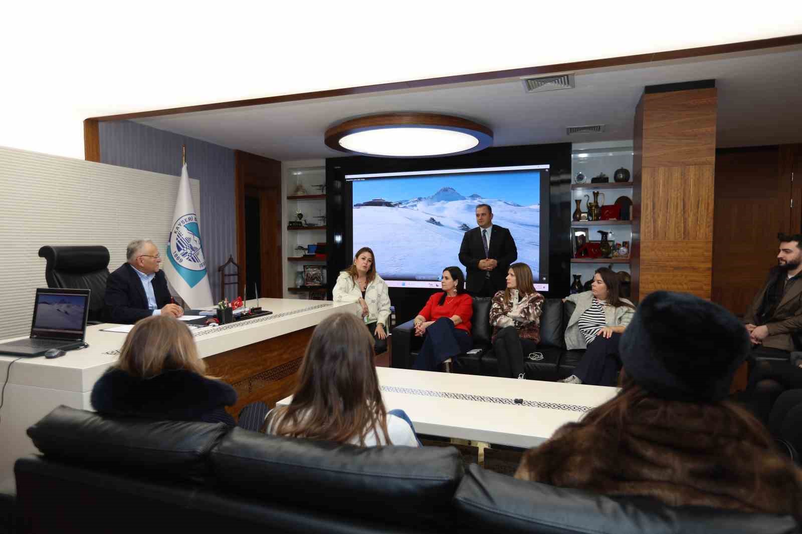 Başkan Büyükkılıç, Paris Büyükelçiliği Kültür ve Tanıtma Müşavirliği heyetini ağırladı
Başkan Büyükkılıç, Paris Büyükelçiliği Kültür ve Tanıtma Müşavirliği heyetini ağırladı