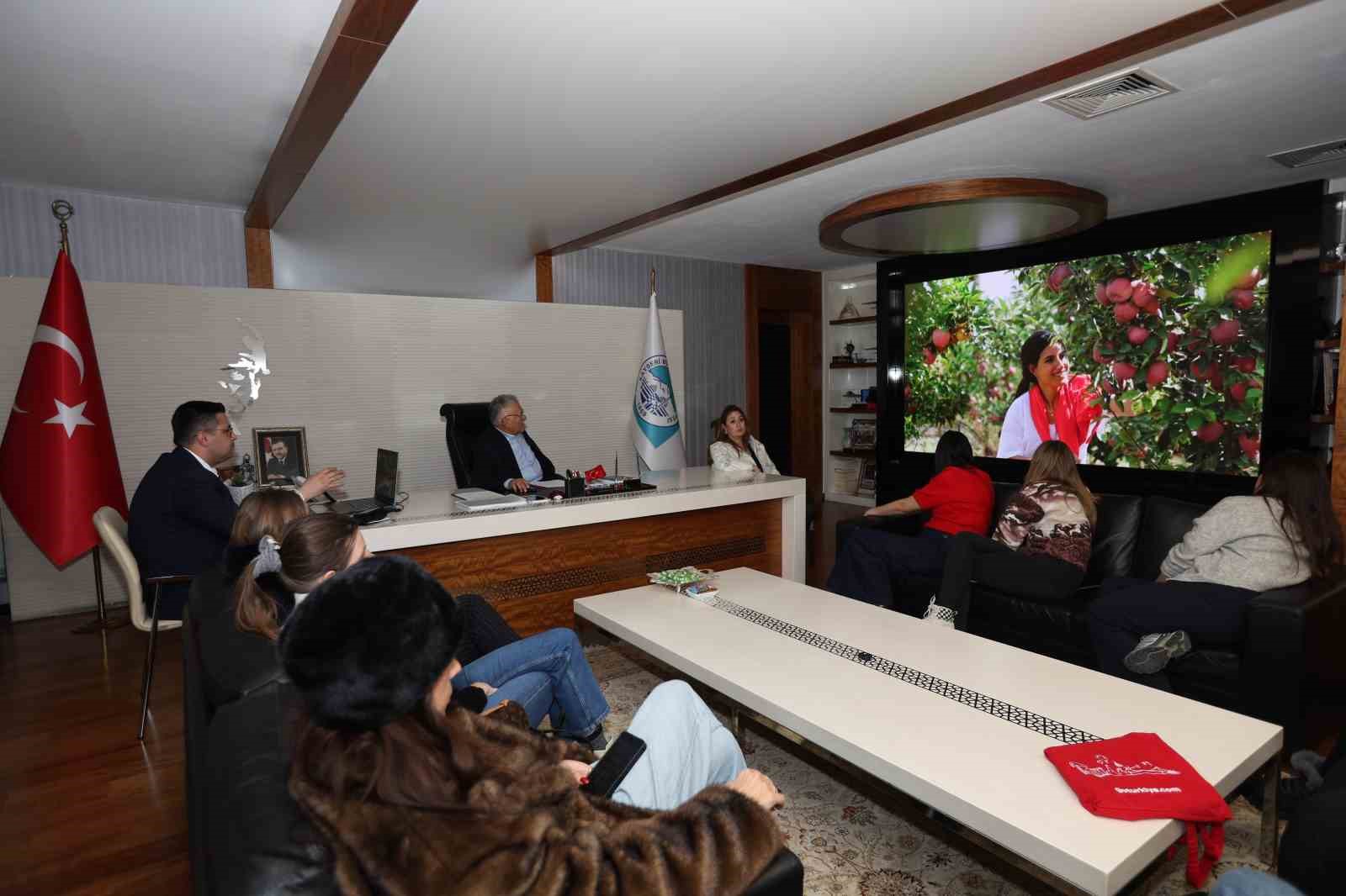 Başkan Büyükkılıç, Paris Büyükelçiliği Kültür ve Tanıtma Müşavirliği heyetini ağırladı
Başkan Büyükkılıç, Paris Büyükelçiliği Kültür ve Tanıtma Müşavirliği heyetini ağırladı