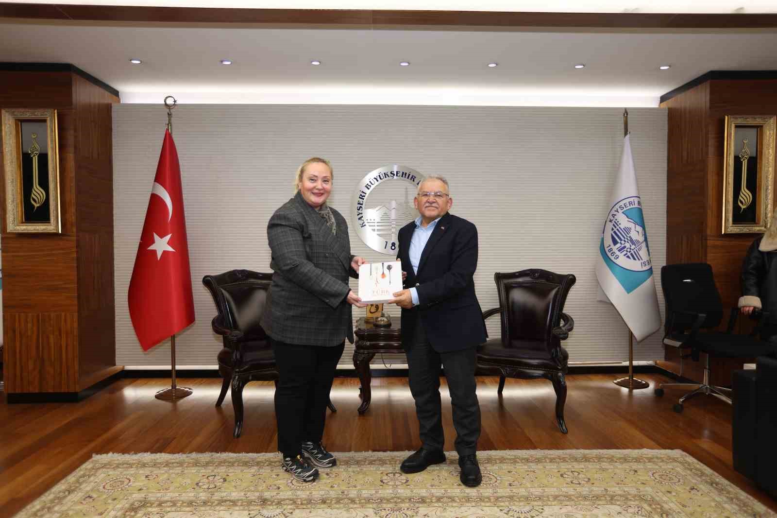 Başkan Büyükkılıç, Paris Büyükelçiliği Kültür ve Tanıtma Müşavirliği heyetini ağırladı
Başkan Büyükkılıç, Paris Büyükelçiliği Kültür ve Tanıtma Müşavirliği heyetini ağırladı