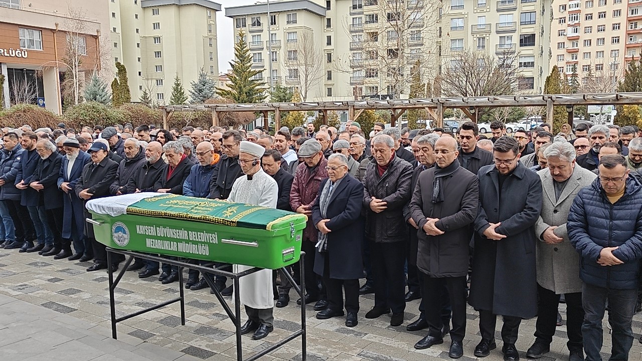 Başkan Büyükkılıç’ın kayınvalidesi toprağa verildi
