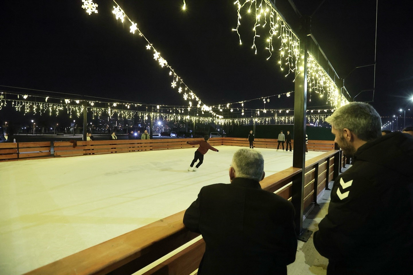Başkan Büyükkılıç’tan gençlere müjde: Açık hava buz pateni pisti
Başkan Büyükkılıç’tan gençlere müjde: Açık hava buz pateni pisti