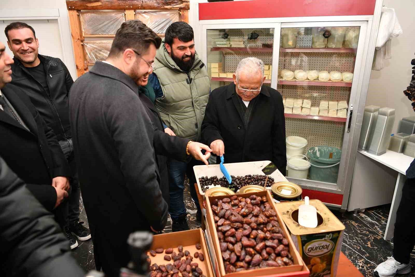Başkan Büyükkılıç’tan Hacılar’da Ramazan’ı Şerif ziyaretleri
Başkan Büyükkılıç’tan Hacılar’da Ramazan’ı Şerif ziyaretleri