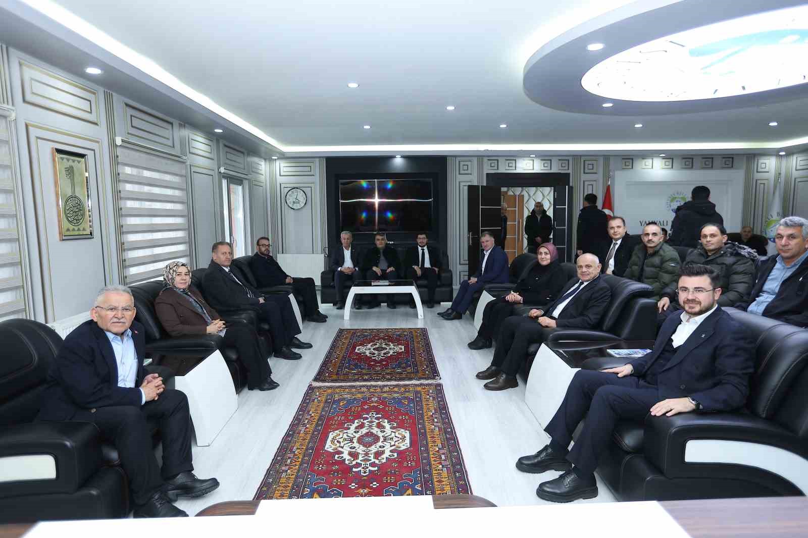 Başkan Büyükkılıç’tan Yahyalı ve Yeşilhisar’a Ramazan ayı ziyaretleri
Başkan Büyükkılıç’tan Yahyalı ve Yeşilhisar’a Ramazan ayı ziyaretleri