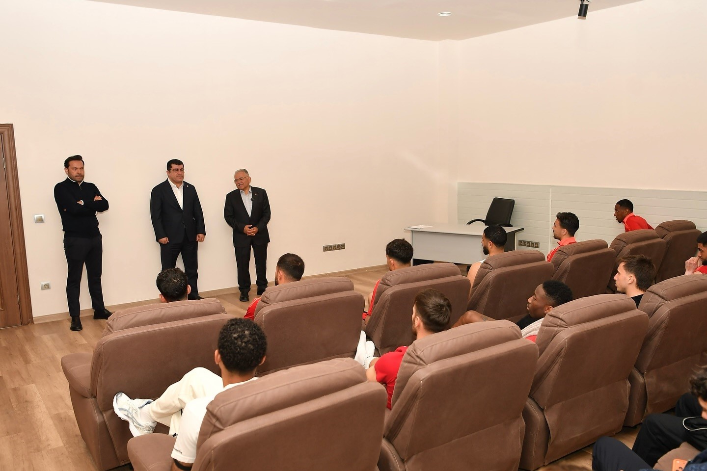 Başkan Büyükkılıç’tan zorlu maç öncesi Kayserispor’a ‘moral’ ziyareti
Başkan Büyükkılıç’tan zorlu maç öncesi Kayserispor’a ‘moral’ ziyareti