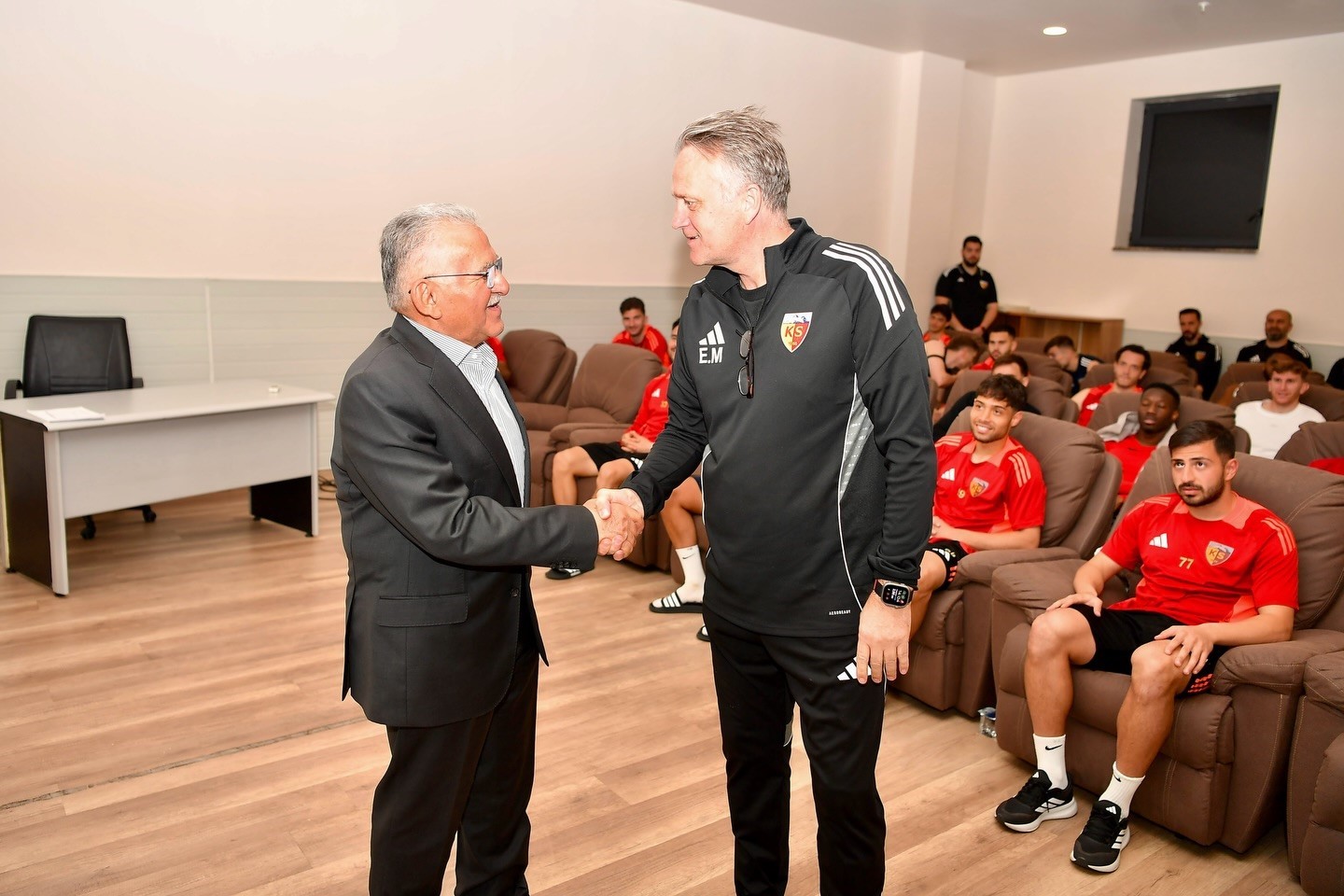 Başkan Büyükkılıç’tan zorlu maç öncesi Kayserispor’a ‘moral’ ziyareti
Başkan Büyükkılıç’tan zorlu maç öncesi Kayserispor’a ‘moral’ ziyareti