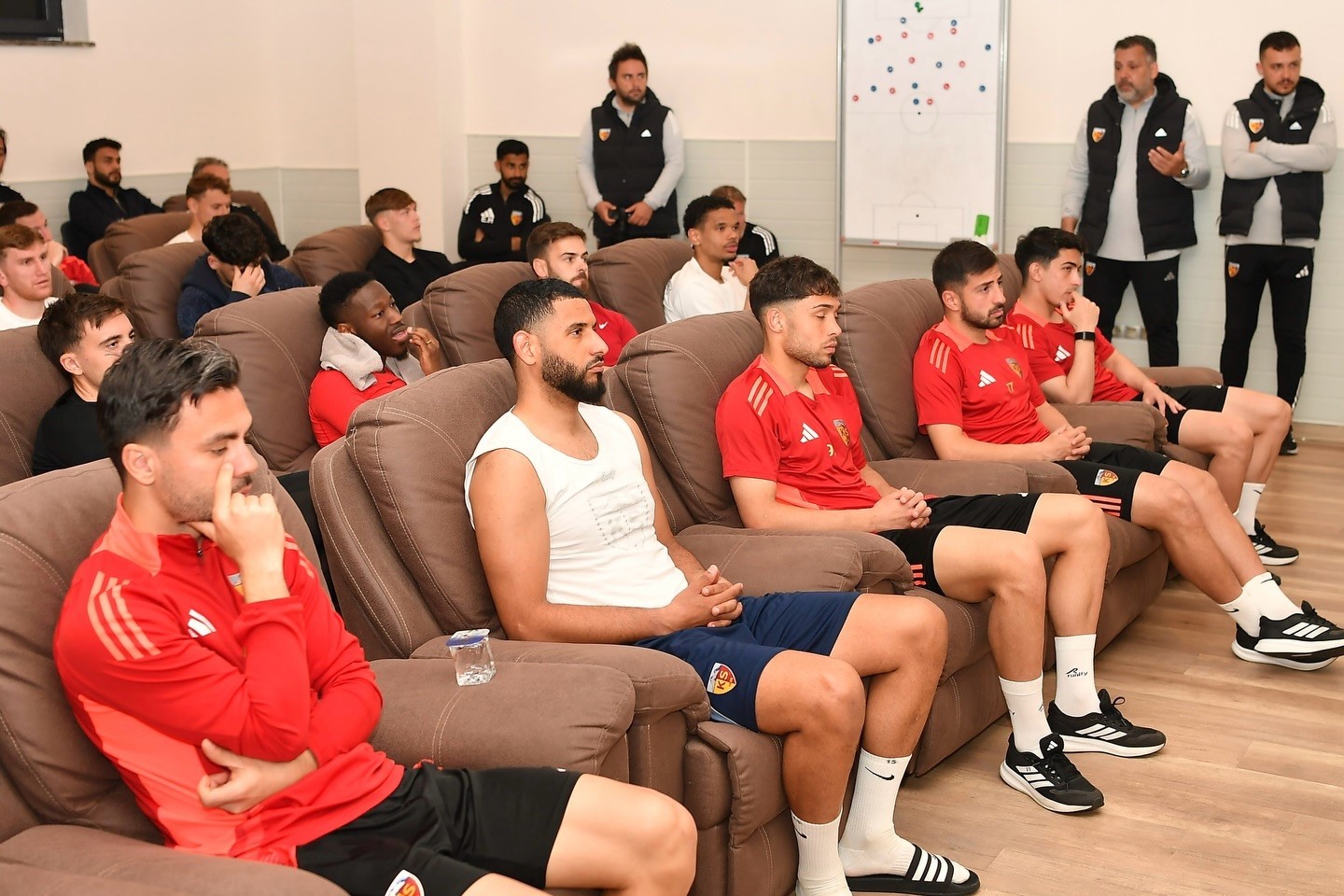 Başkan Büyükkılıç’tan zorlu maç öncesi Kayserispor’a ‘moral’ ziyareti
Başkan Büyükkılıç’tan zorlu maç öncesi Kayserispor’a ‘moral’ ziyareti