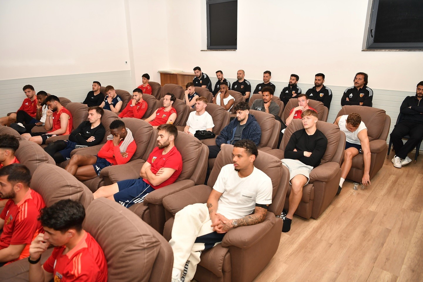 Başkan Büyükkılıç’tan zorlu maç öncesi Kayserispor’a ‘moral’ ziyareti
Başkan Büyükkılıç’tan zorlu maç öncesi Kayserispor’a ‘moral’ ziyareti