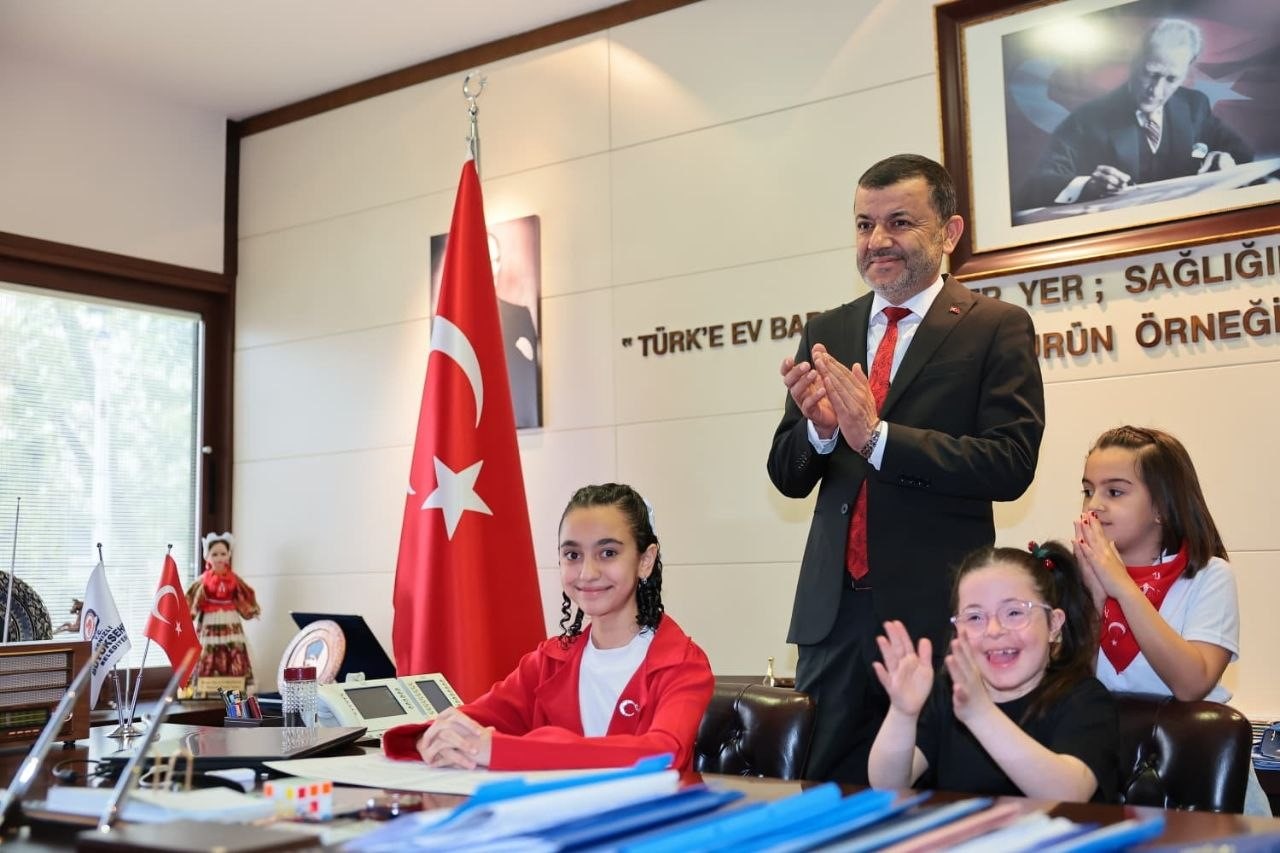 Başkan Çavuşoğlu koltuğunu çocuklara devretti
