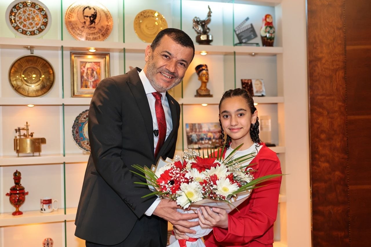 Başkan Çavuşoğlu koltuğunu çocuklara devretti
