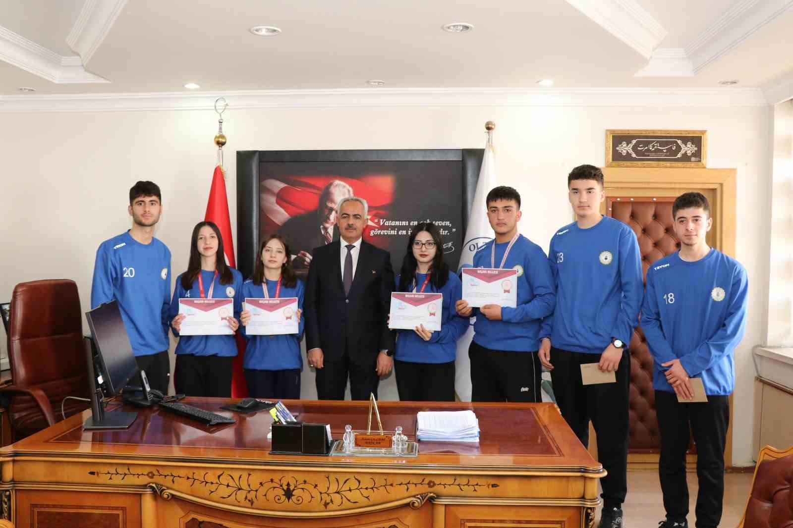 Başkan Çelebi bölge birincisi floor curling takımını kabul etti
