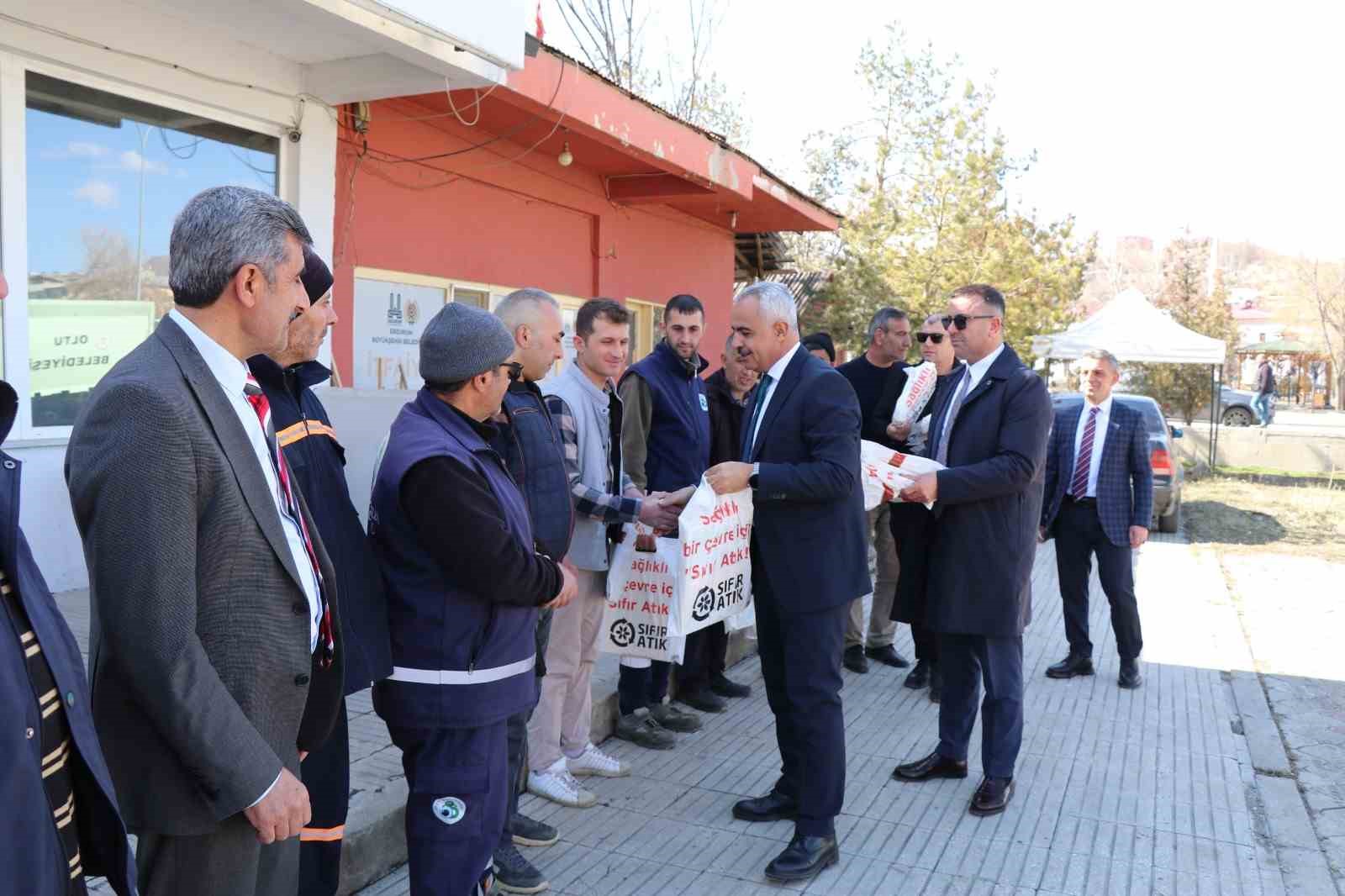 Başkan Çelebi personelle bayramlaştı
