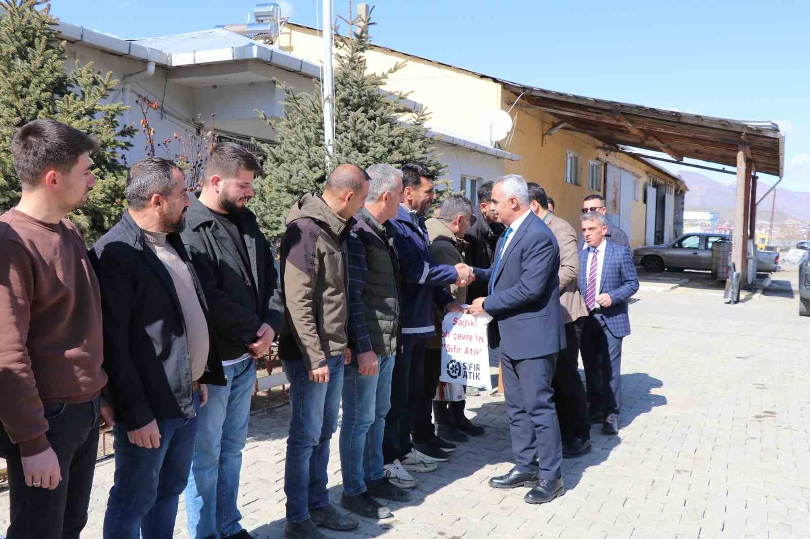 Başkan Çelebi personelle bayramlaştı
