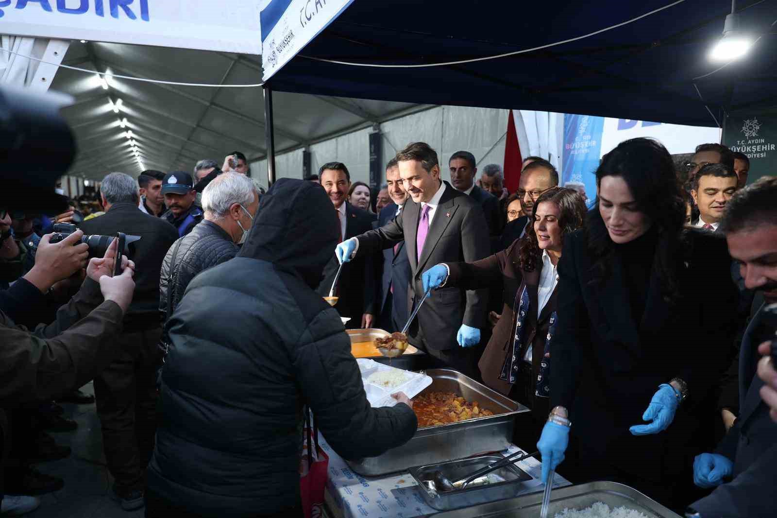 Başkan Çerçioğlu, Bakan Bayraktar ile birlikte iftarda vatandaşlarla bir araya geldi
