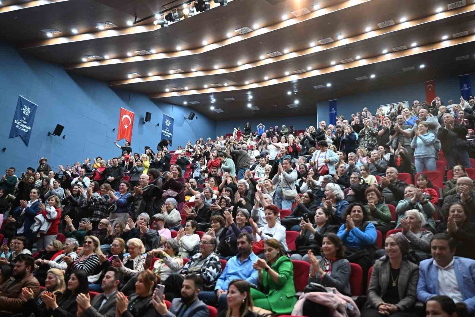 Başkan Çerçioğlu, Didim ve Nazilli’de vatandaşları tiyatro ile buluşturdu
