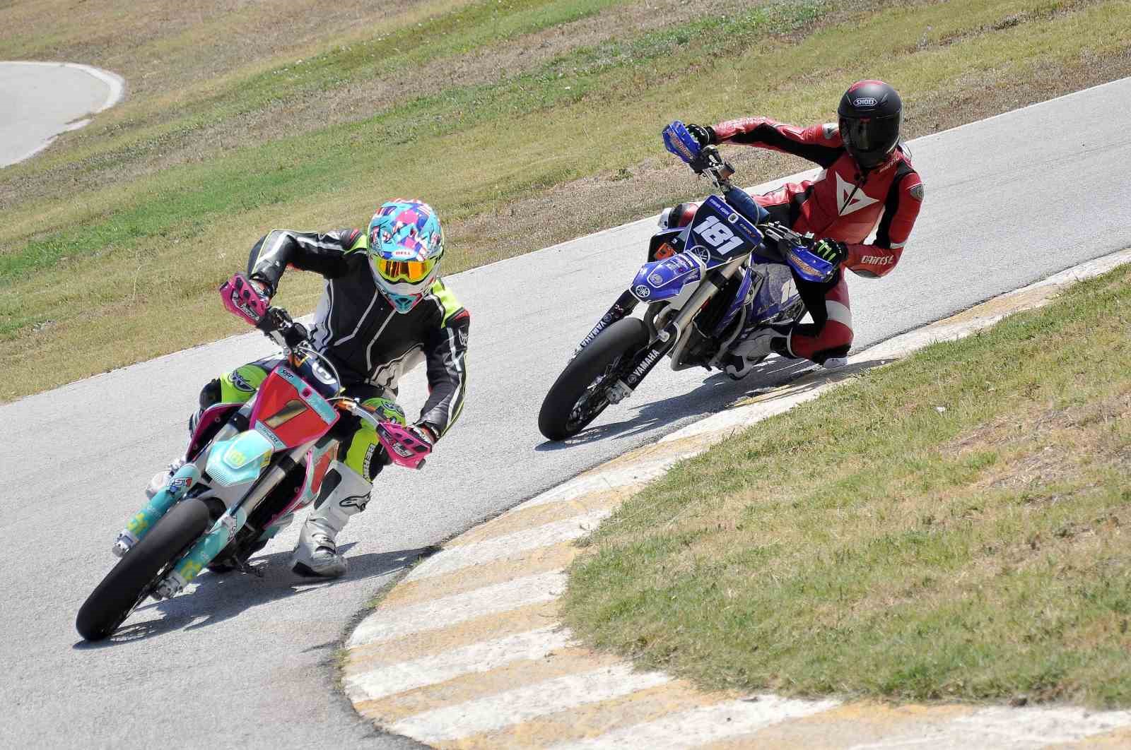 Başkan Çerçioğlu, gençlerin talebine kayıtsız kalmadı
Başkan Çerçioğlu, gençlerin talebine kayıtsız kalmadı