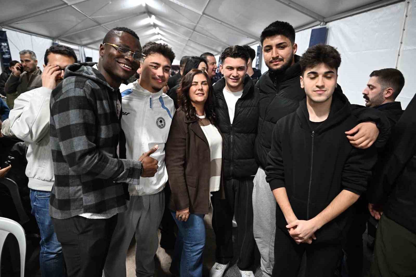 Başkan Çerçioğlu, iftar sofrasında vatandaşlarla buluştu
Başkan Çerçioğlu, iftar sofrasında vatandaşlarla buluştu