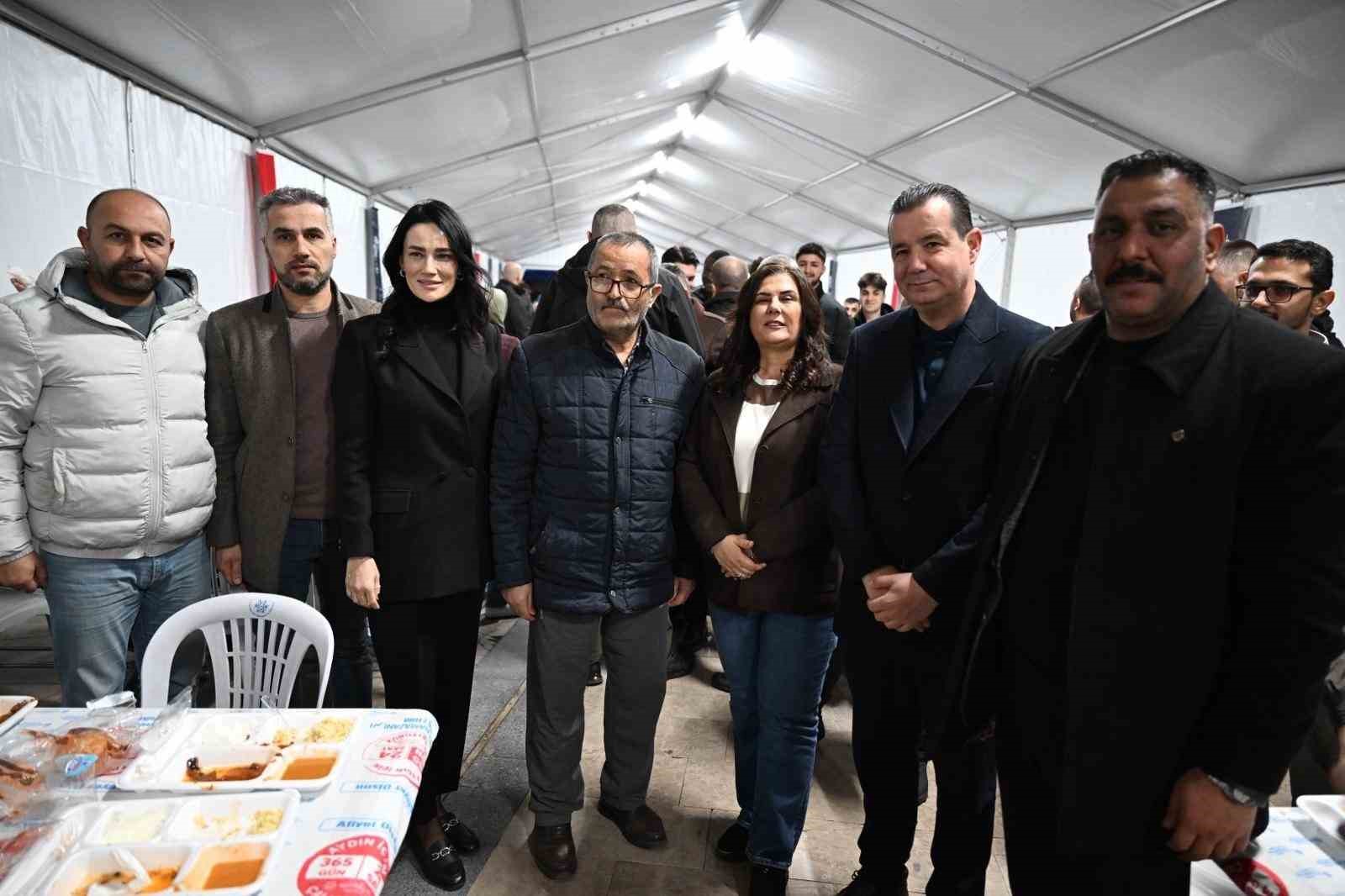 Başkan Çerçioğlu, iftar sofrasında vatandaşlarla buluştu
Başkan Çerçioğlu, iftar sofrasında vatandaşlarla buluştu