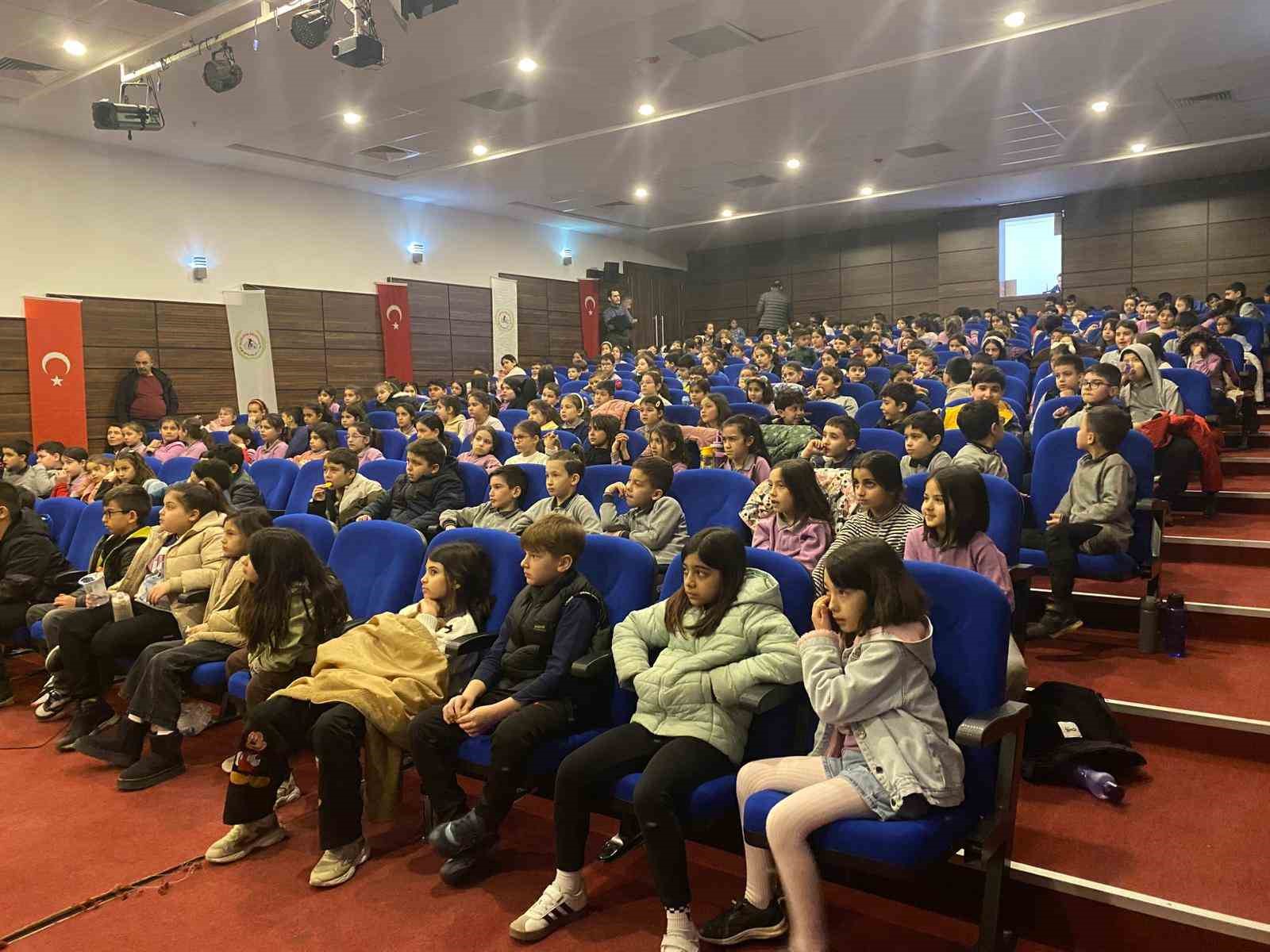 Başkan Çerçioğlu, İncirliova’da çocukları tiyatro ile buluşturdu
