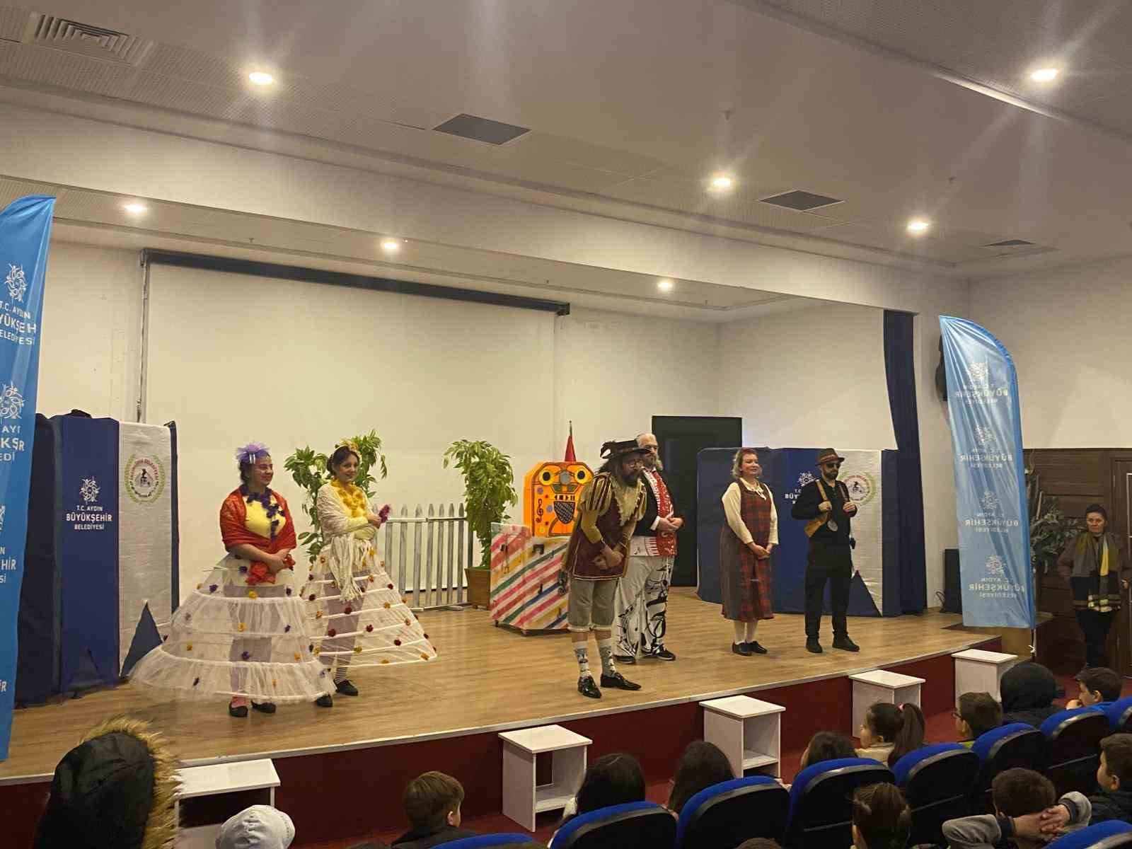 Başkan Çerçioğlu, İncirliova’da çocukları tiyatro ile buluşturdu
