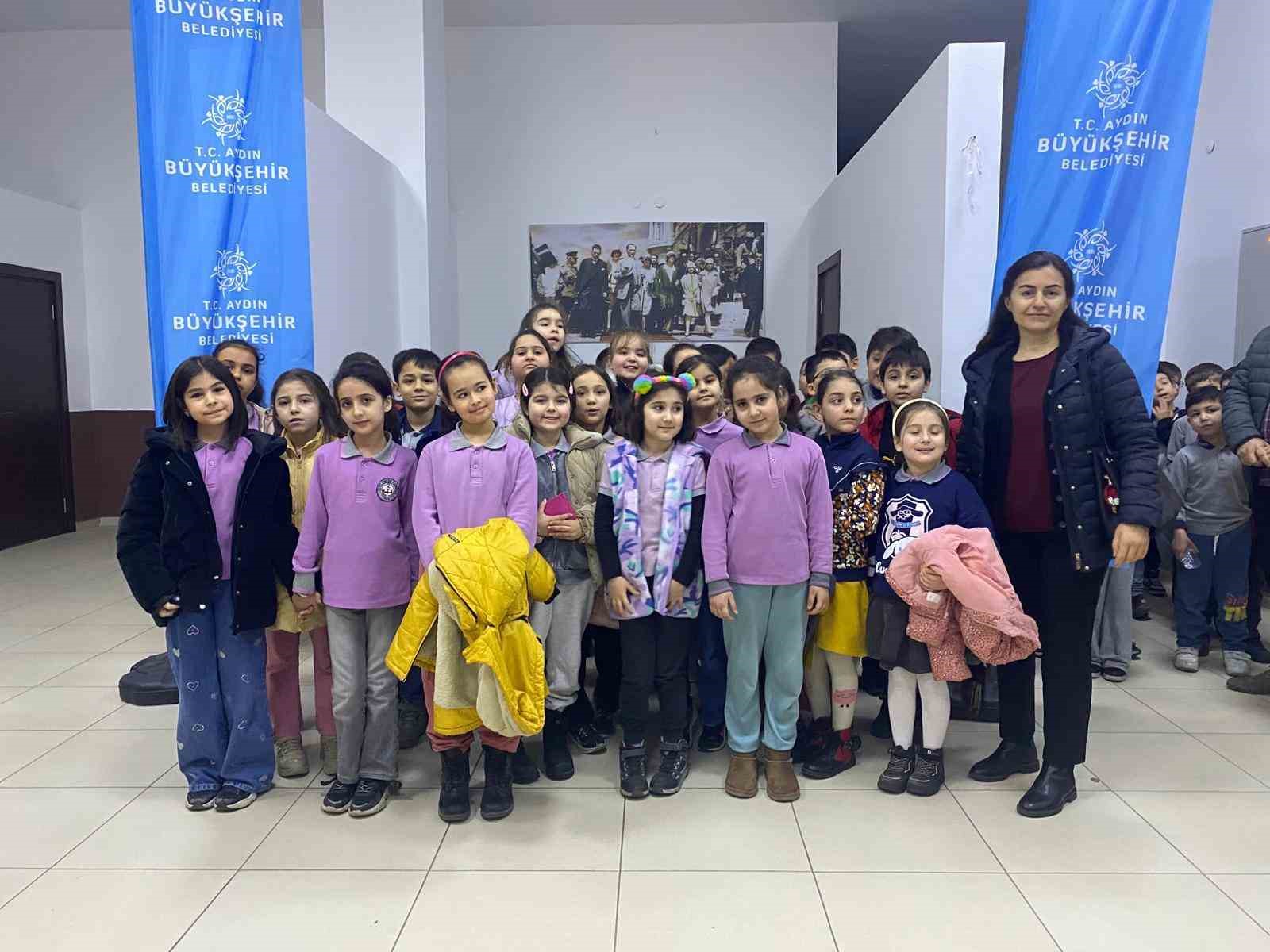 Başkan Çerçioğlu, İncirliova’da çocukları tiyatro ile buluşturdu
