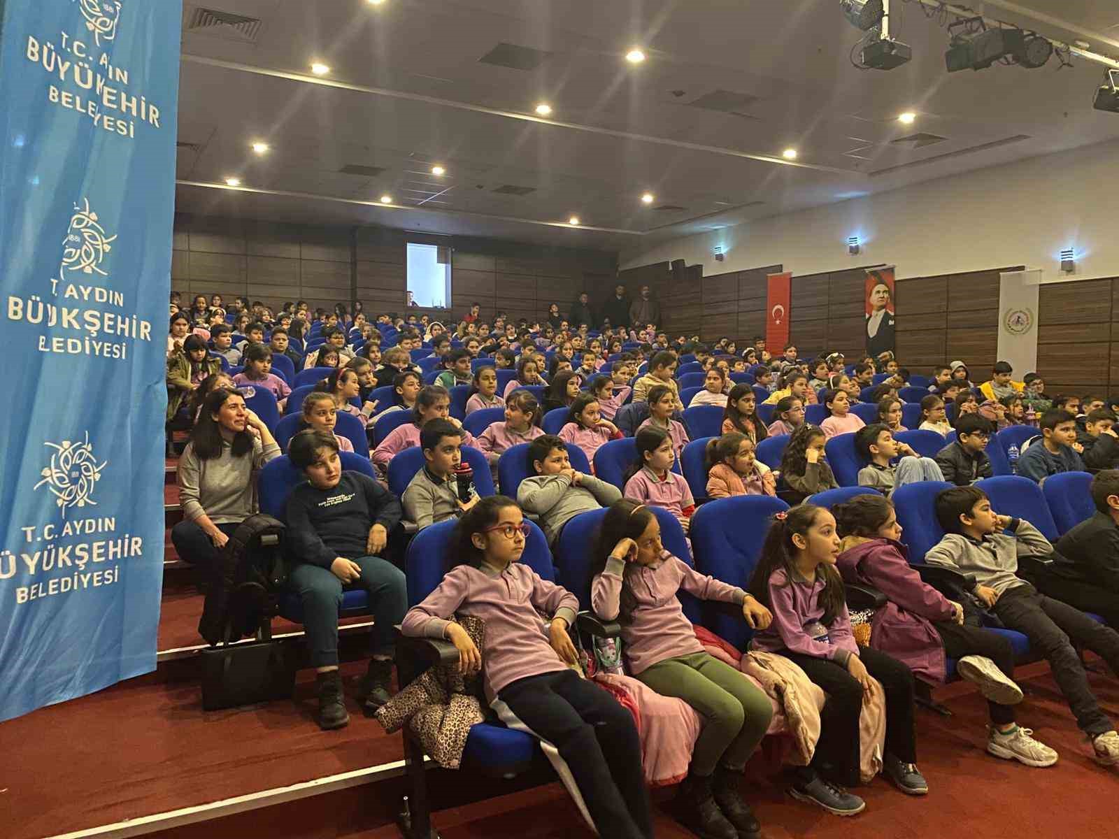 Başkan Çerçioğlu, İncirliova’da çocukları tiyatro ile buluşturdu
