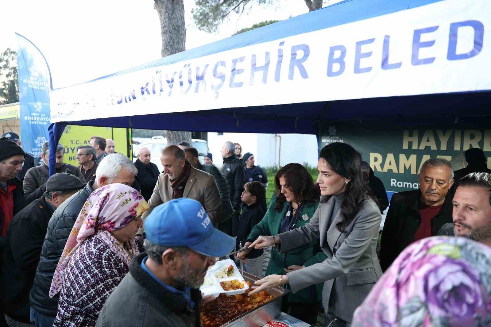 Başkan Çerçioğlu İncirliova’da kurulan iftar sofrasında vatandaşlarla bir araya geldi
