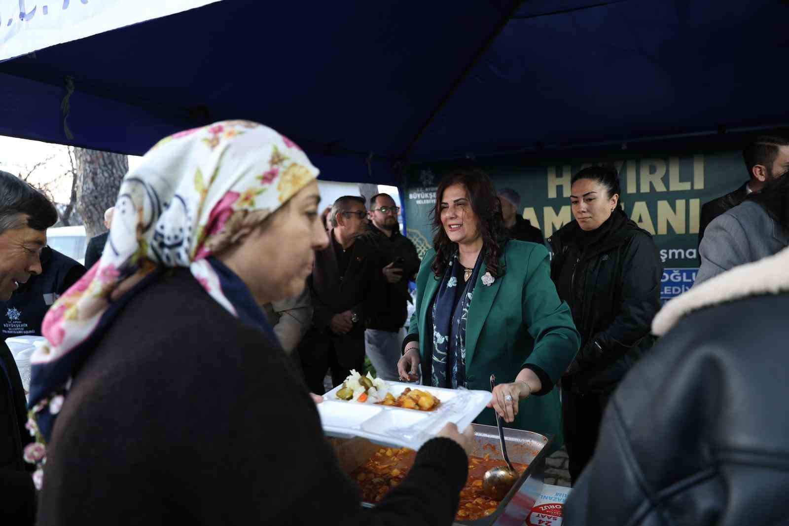 Başkan Çerçioğlu İncirliova’da kurulan iftar sofrasında vatandaşlarla bir araya geldi
