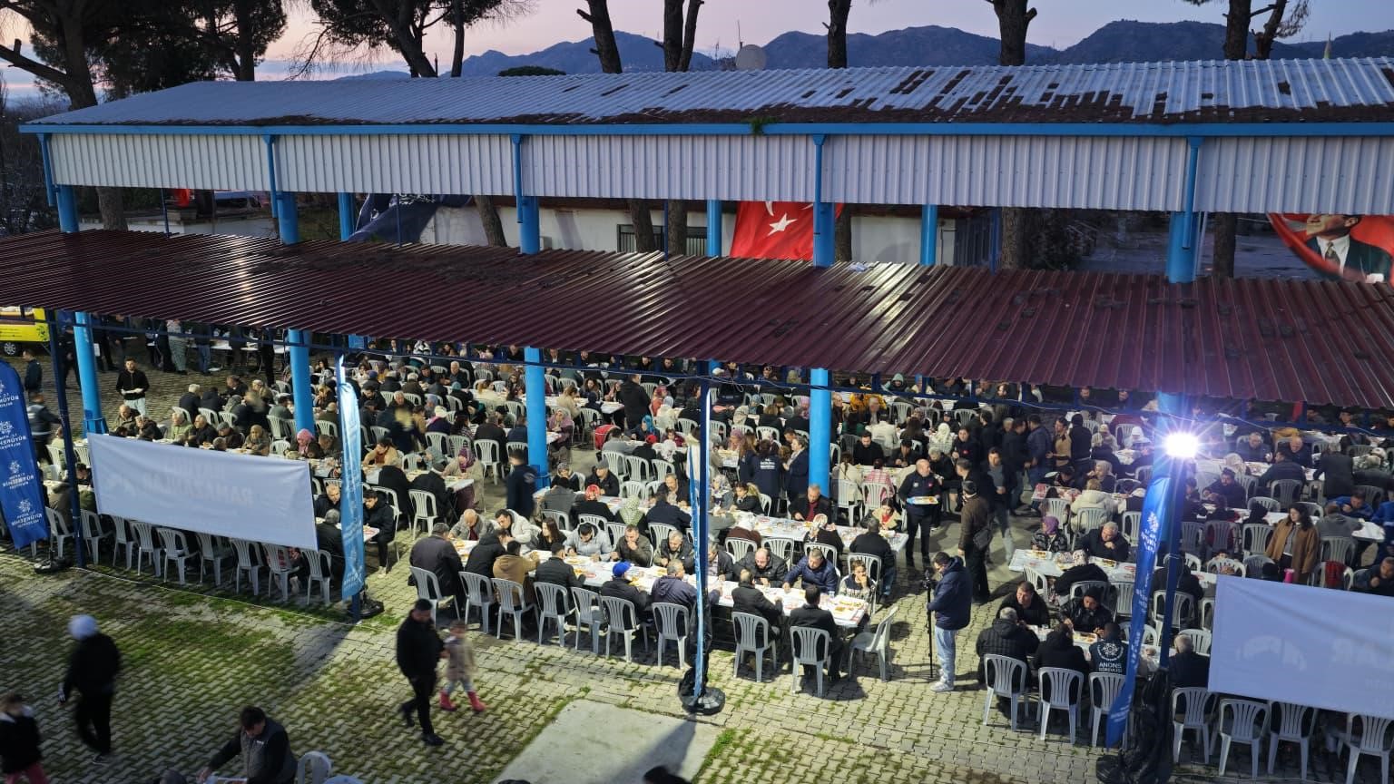 Başkan Çerçioğlu İncirliova’da kurulan iftar sofrasında vatandaşlarla bir araya geldi
