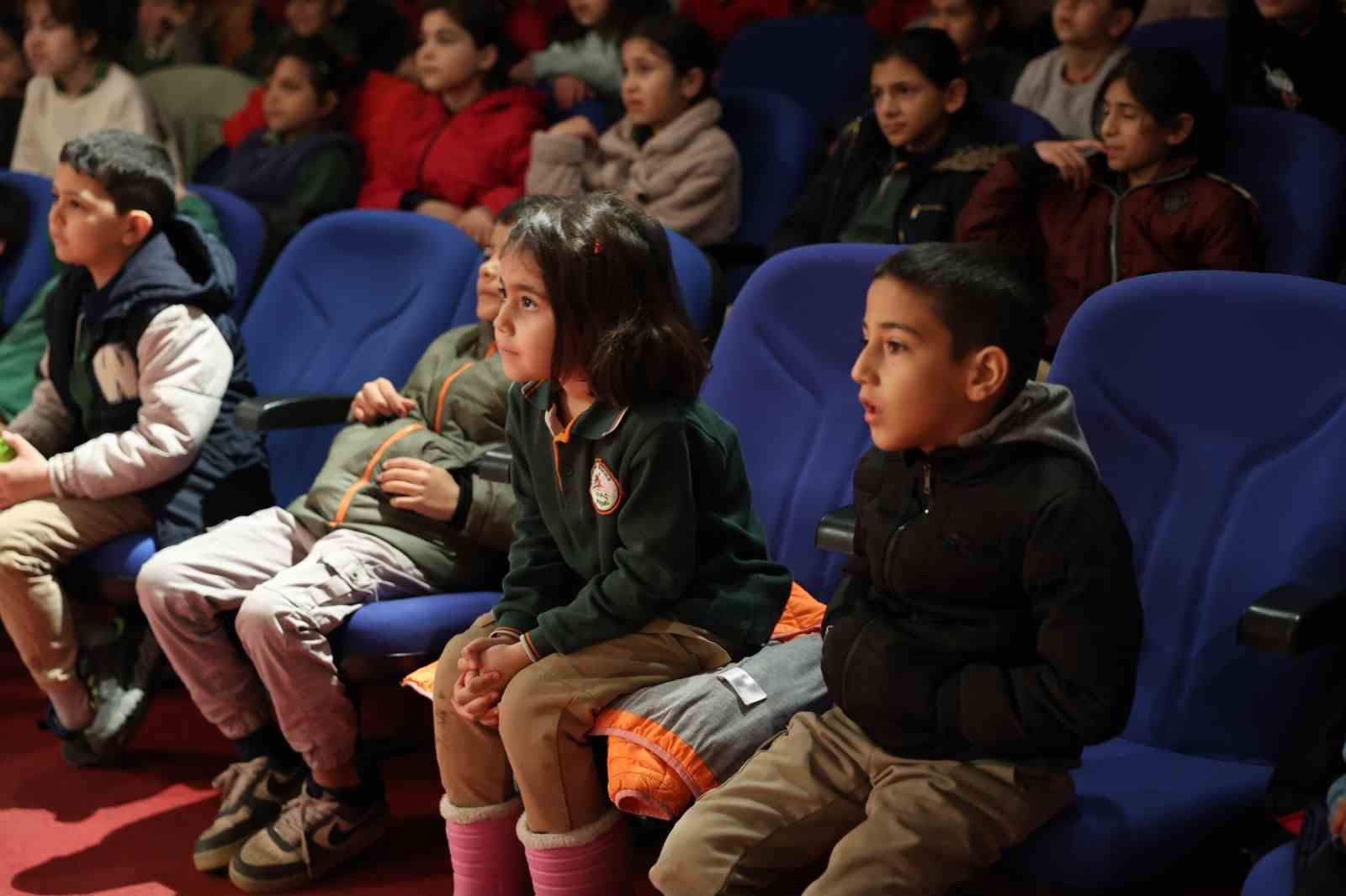 Başkan Çerçioğlu Koçarlı’da minikleri tiyatro ile buluşturdu
