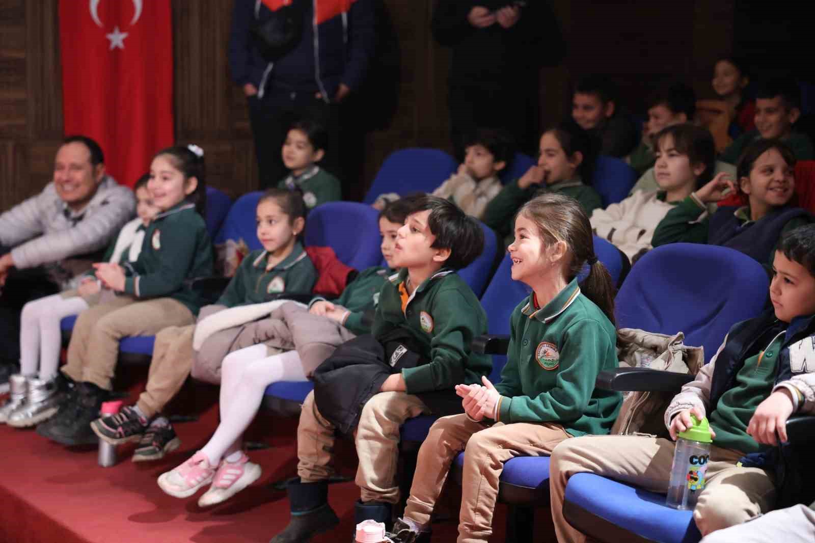 Başkan Çerçioğlu Koçarlı’da minikleri tiyatro ile buluşturdu
