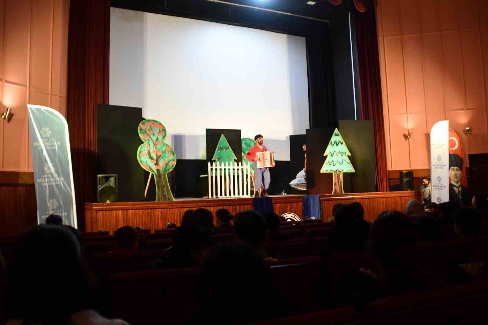 Başkan Çerçioğlu Sökeli çocukları tiyatro ile buluşturdu
