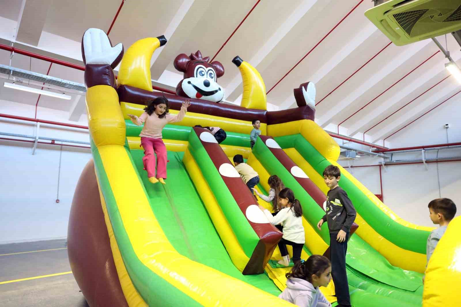 Başkan Çerçioğlu’ndan çocuklara karne hediyedi
