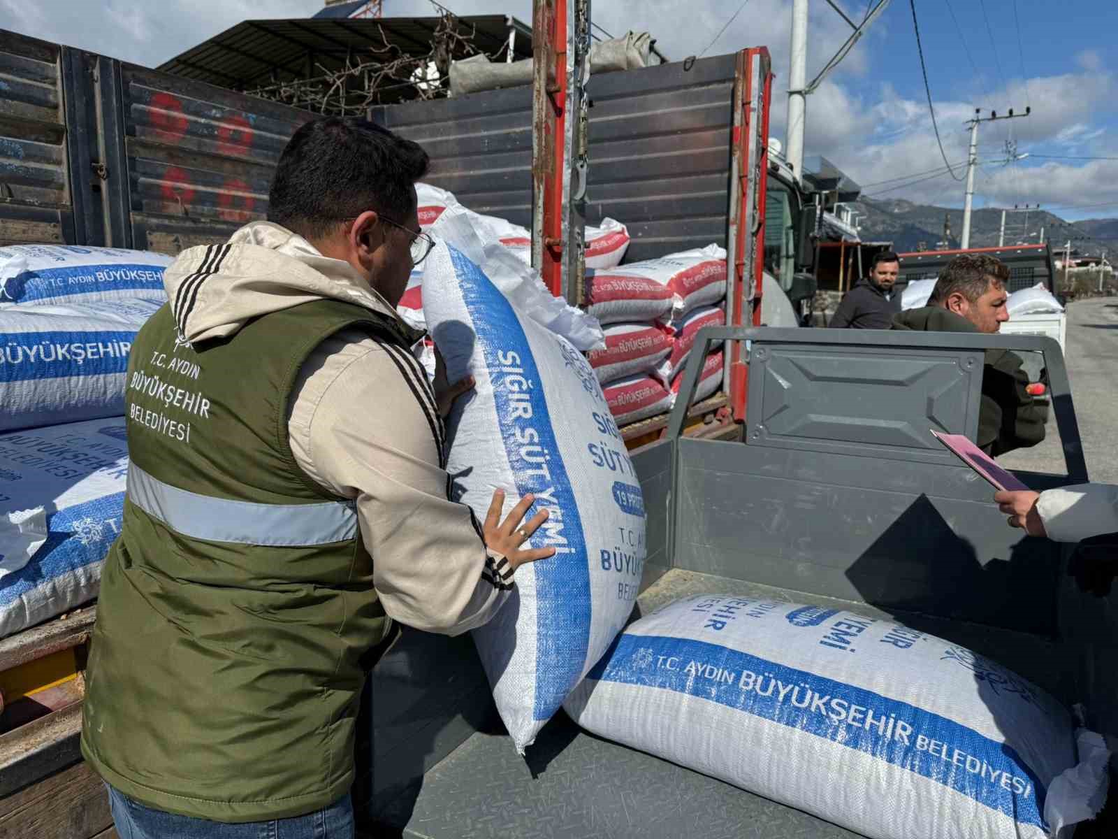 Başkan Çerçioğlu’nun küçük üreticilere yem destekleri devam ediyor
