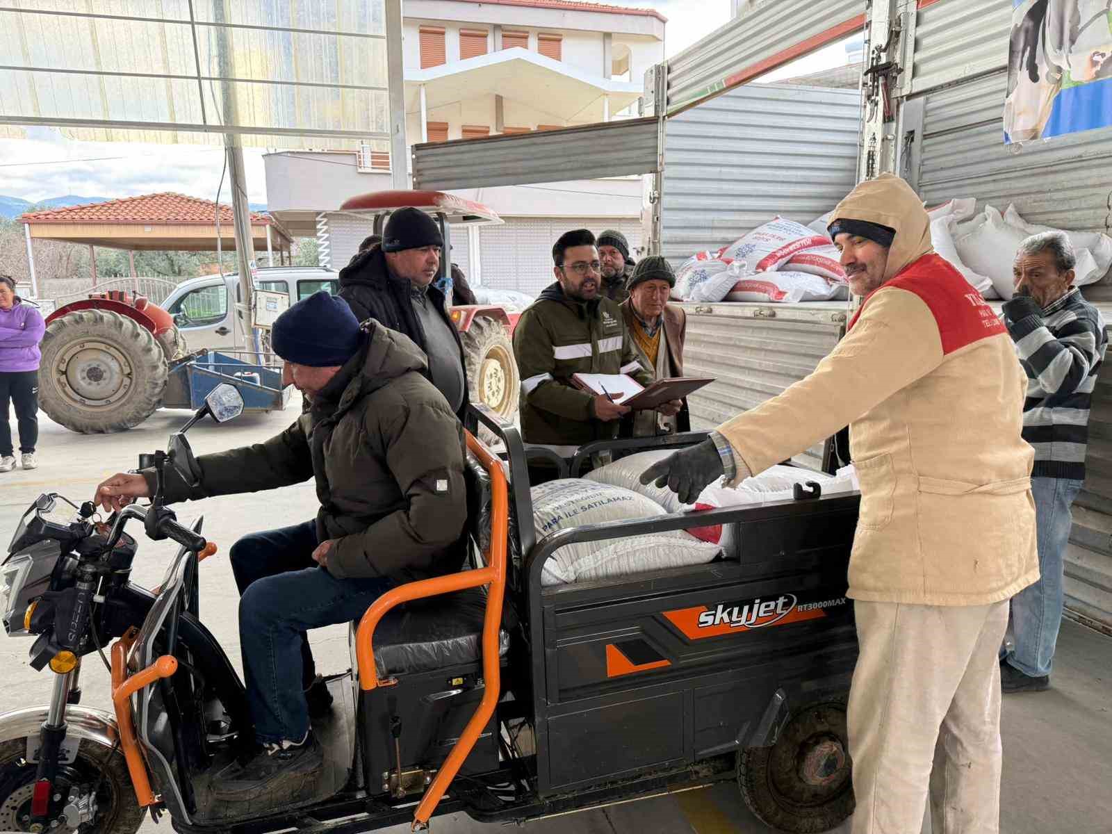 Başkan Çerçioğlu’nun küçük üreticilere yem destekleri devam ediyor
