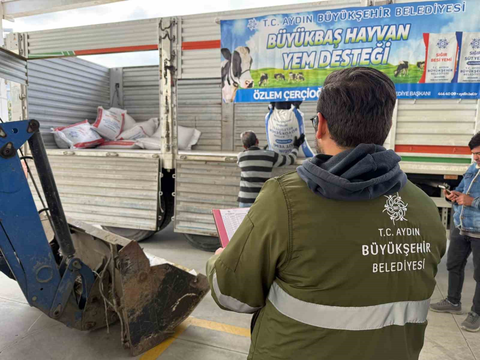 Başkan Çerçioğlu’nun küçük üreticilere yem destekleri devam ediyor
