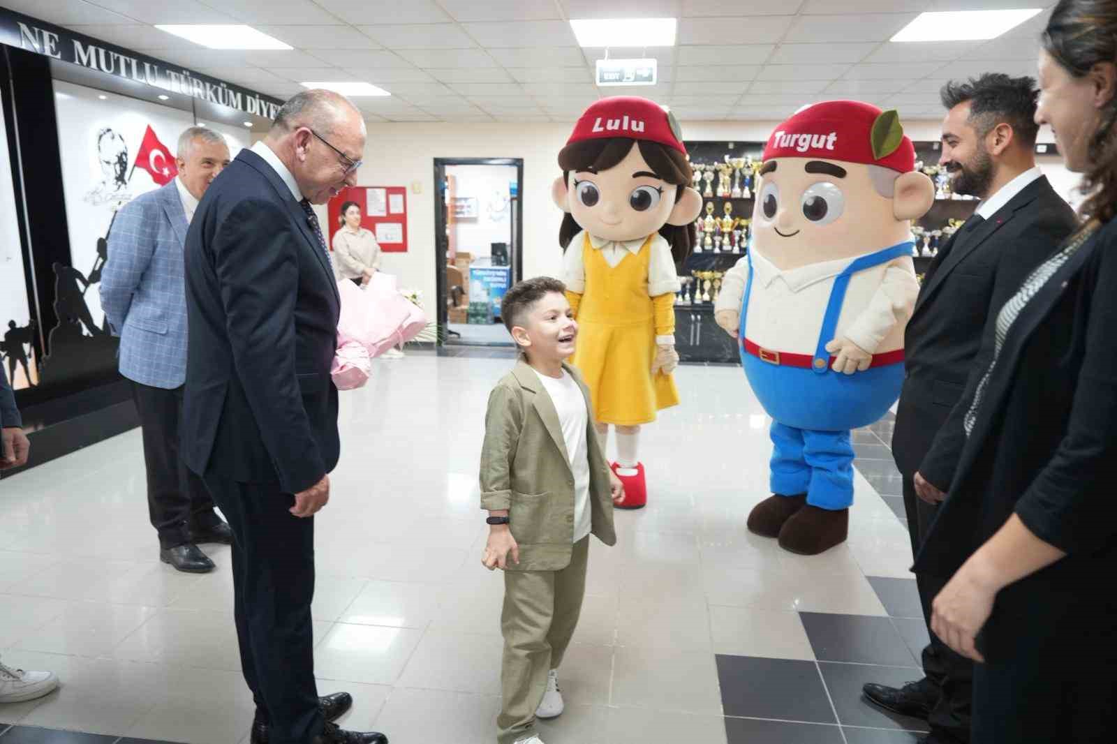 Başkan Çetin Akın koltuğunu minik başkana emanet etti
