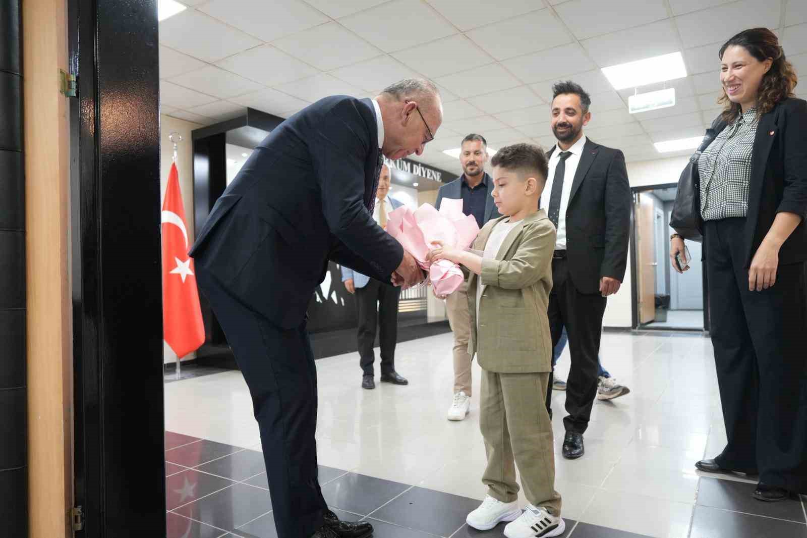 Başkan Çetin Akın koltuğunu minik başkana emanet etti
