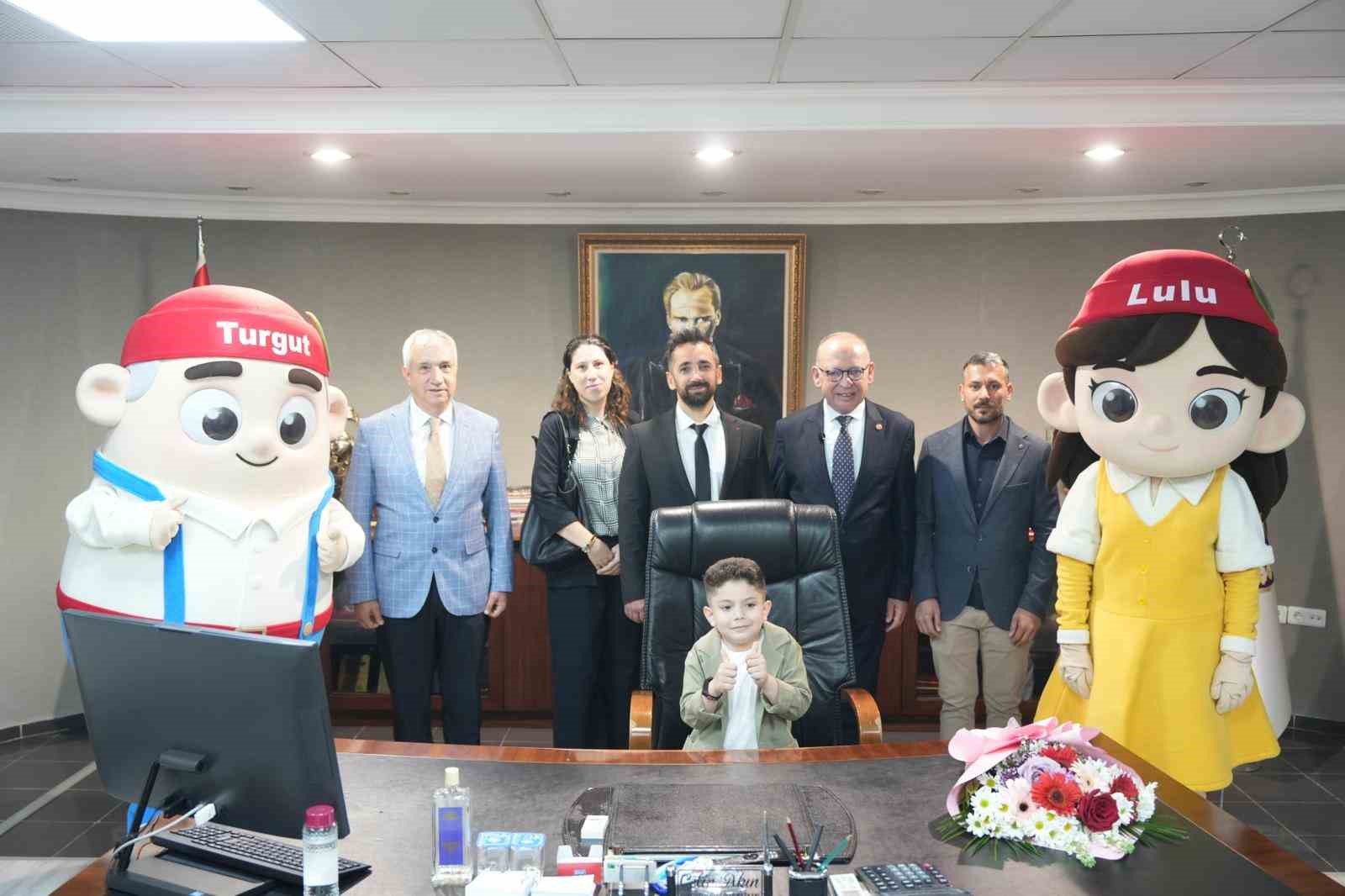 Başkan Çetin Akın koltuğunu minik başkana emanet etti
