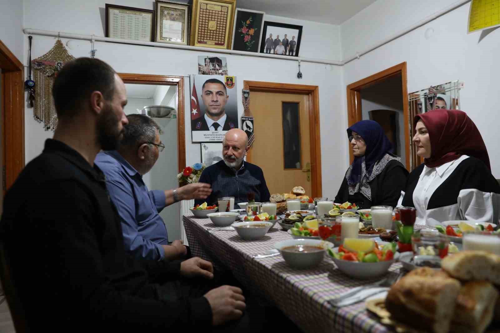 Başkan Çolakbayrakdar: "Aziz şehitlerimiz asla unutulmayacak, emanetleri başımızın tacıdır"
Başkan Çolakbayrakdar: "Aziz şehitlerimiz asla unutulmayacak, emanetleri başımızın tacıdır"